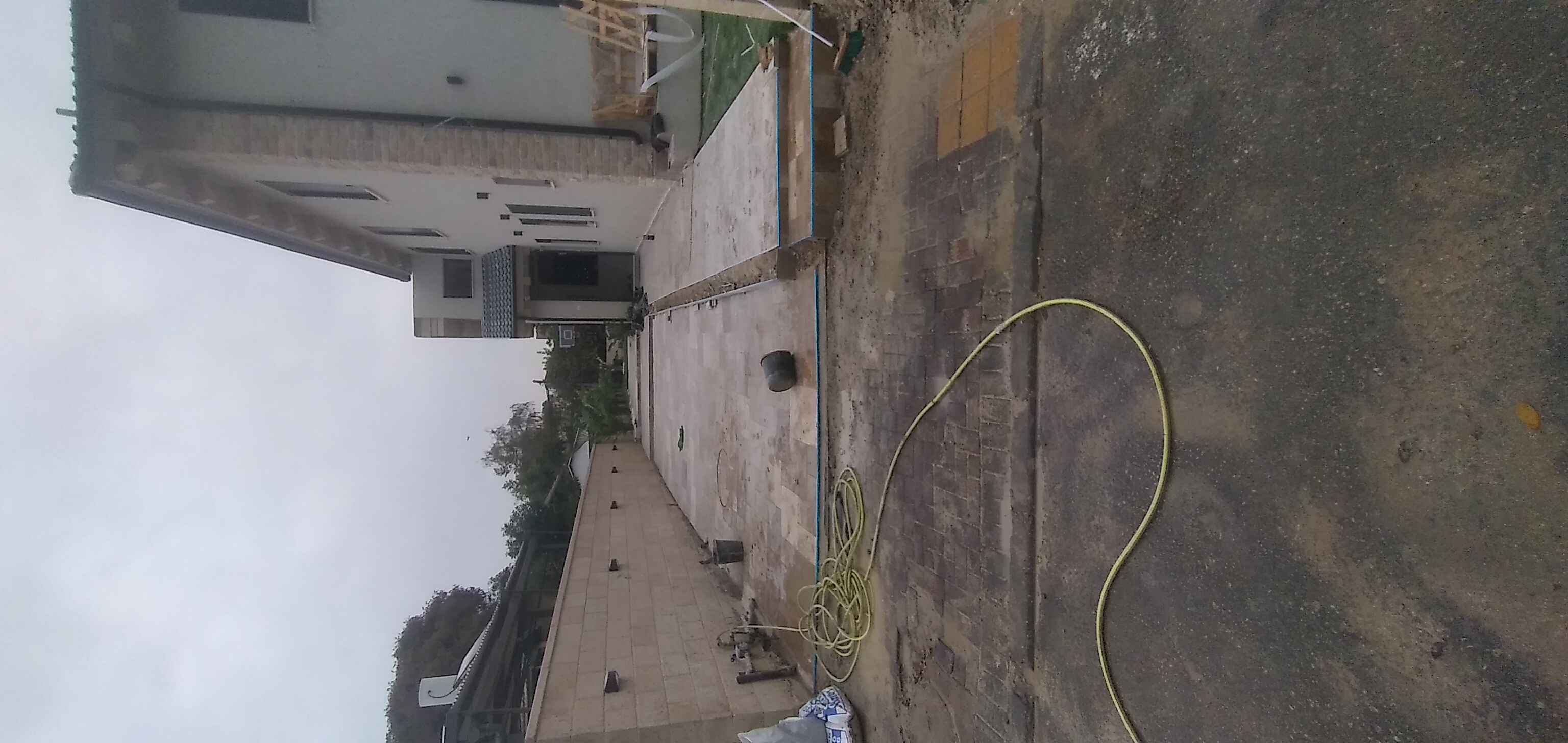 שיפוץ כללי למקלחת+ יציקת בטון וריצוף חוץ +חשמל ושליכט צבעוני לקיר חוץ