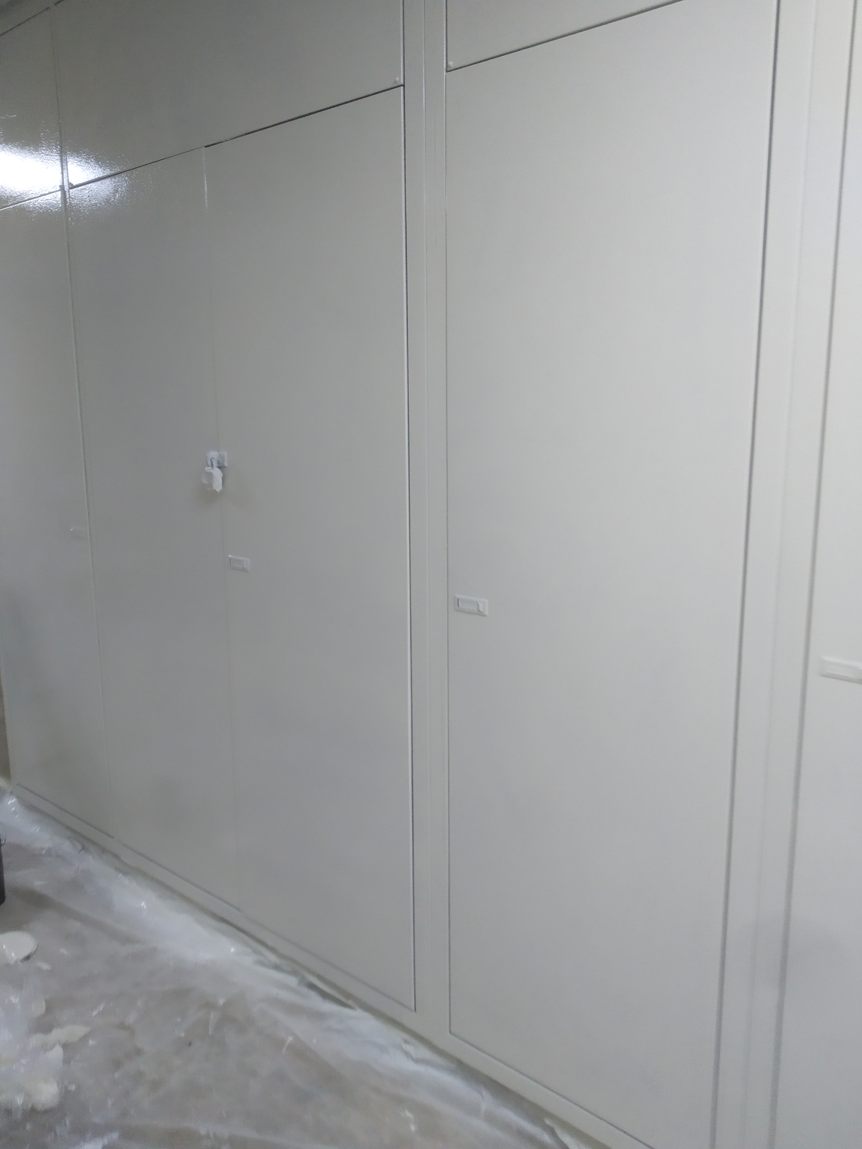 צביעת ארונות חשמל בכניסה לבנין