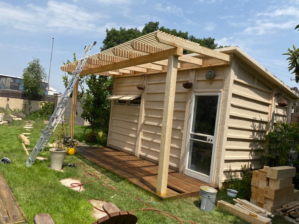 חידוש דק ופרגולות בפרדס חנה