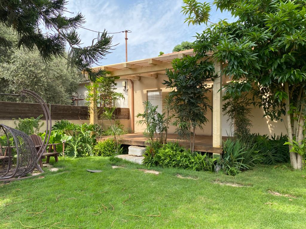 חידוש דק ופרגולות בפרדס חנה