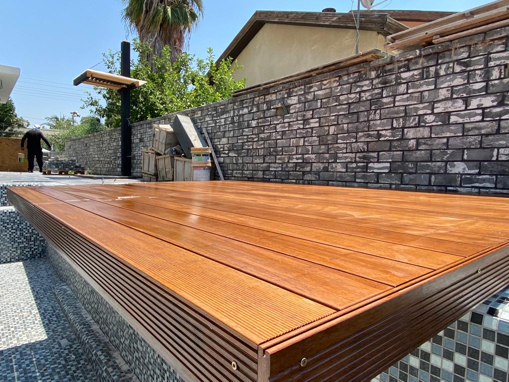 בניית רצפת דק במגדל העמק