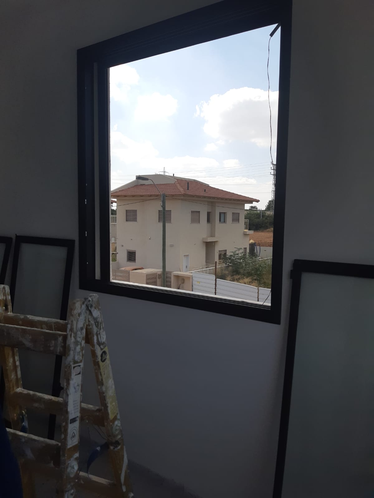 תריסי גלילה חשמליים וידנים