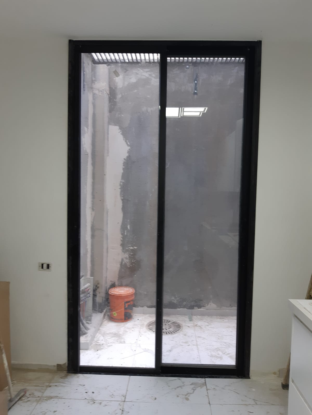 תריסי גלילה חשמליים וידנים