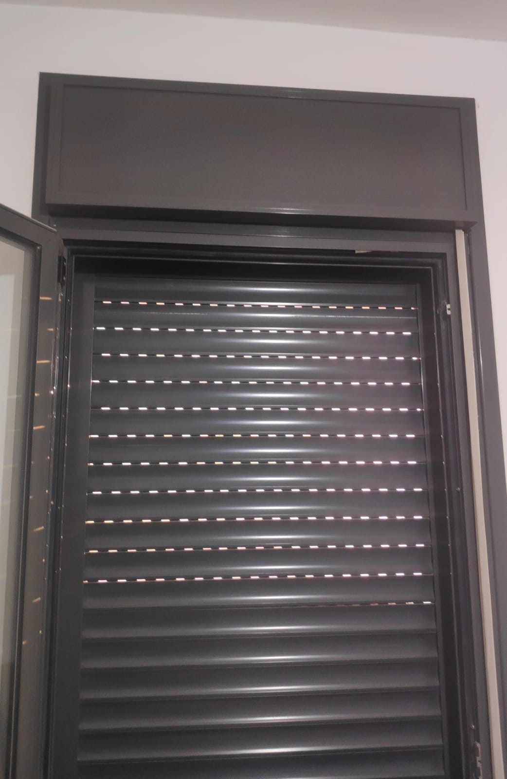 תריסי גלילה חשמליים וידנים