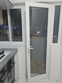 דלת אלומיניום עם חלון הזזה וחלון קבוע