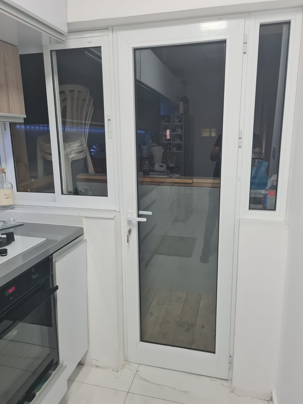 דלת אלומיניום עם חלון הזזה וחלון קבוע