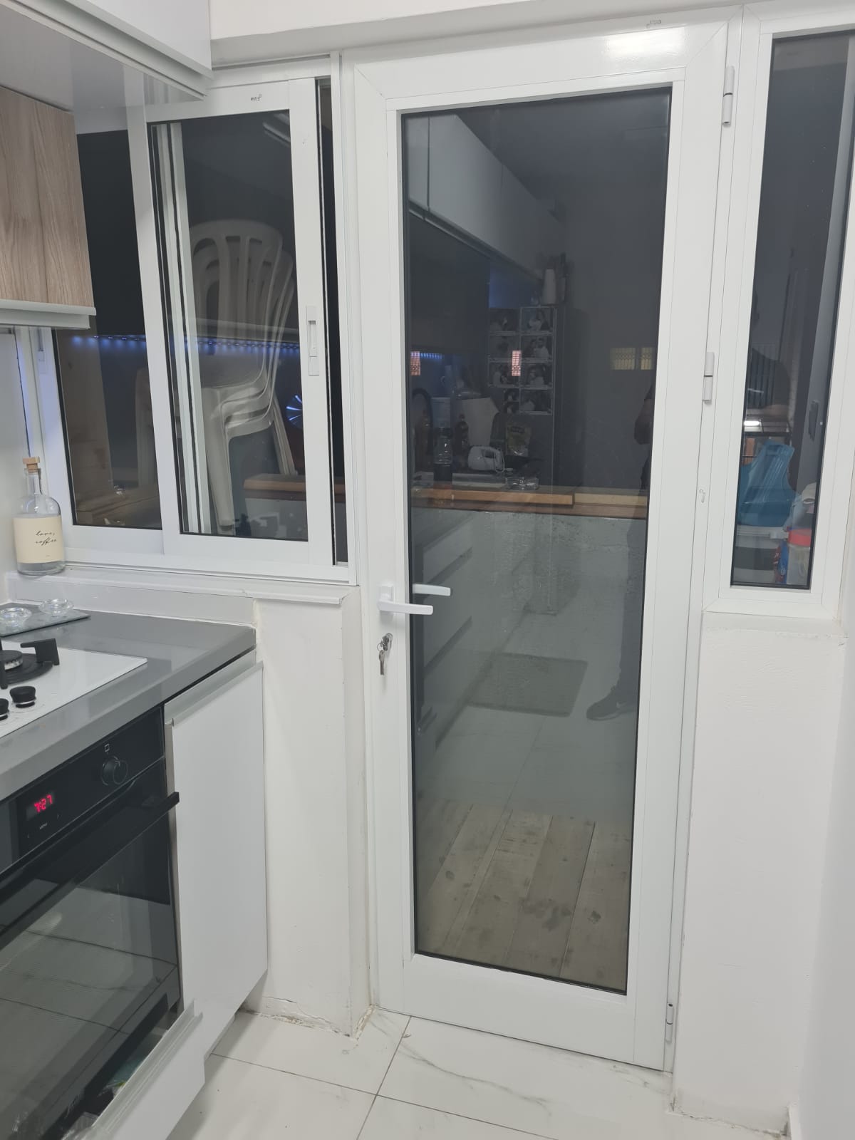 דלת אלומיניום עם חלון הזזה וחלון קבוע