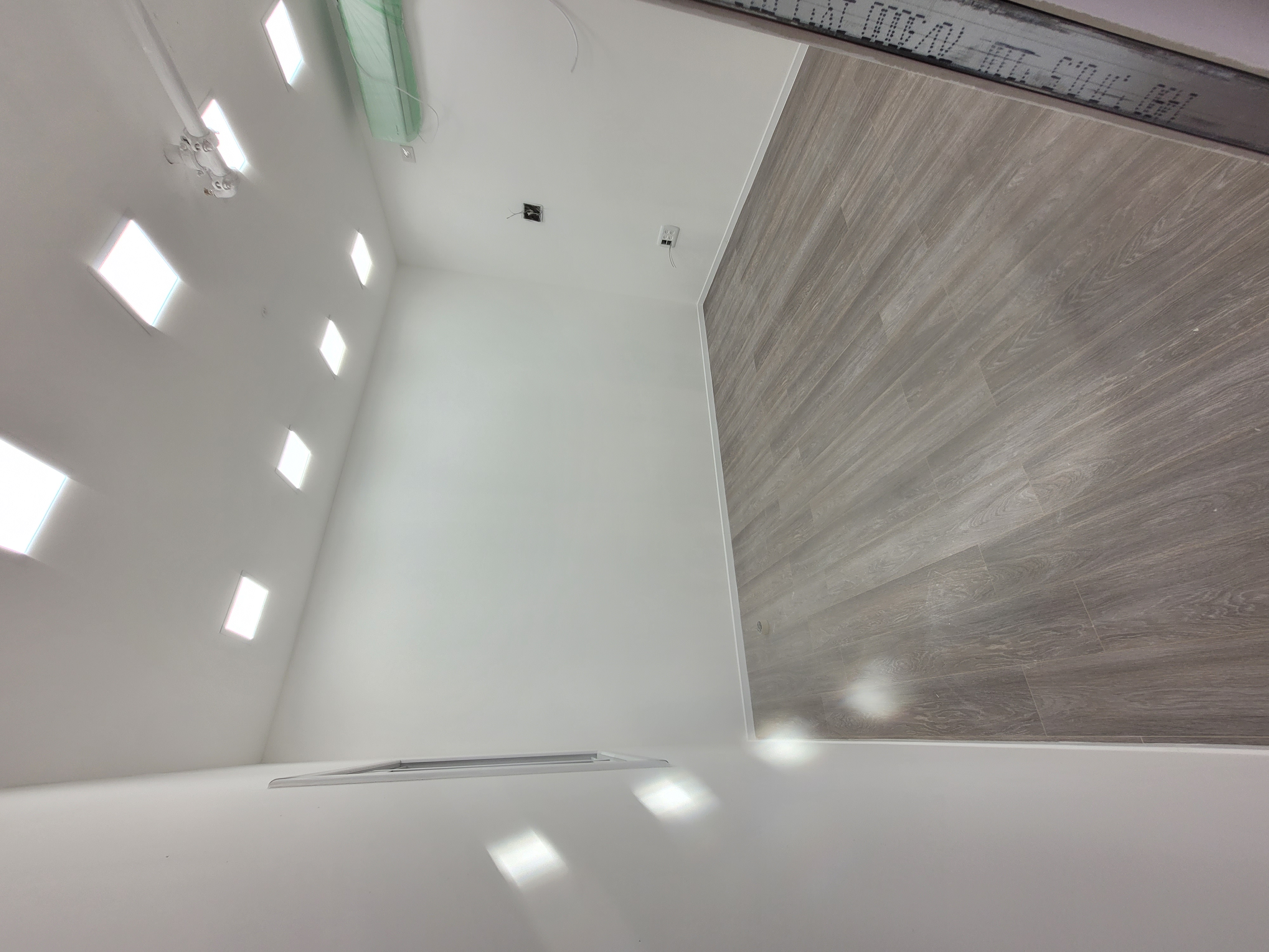 בניית משרדים, שירותים והכנת פרקט