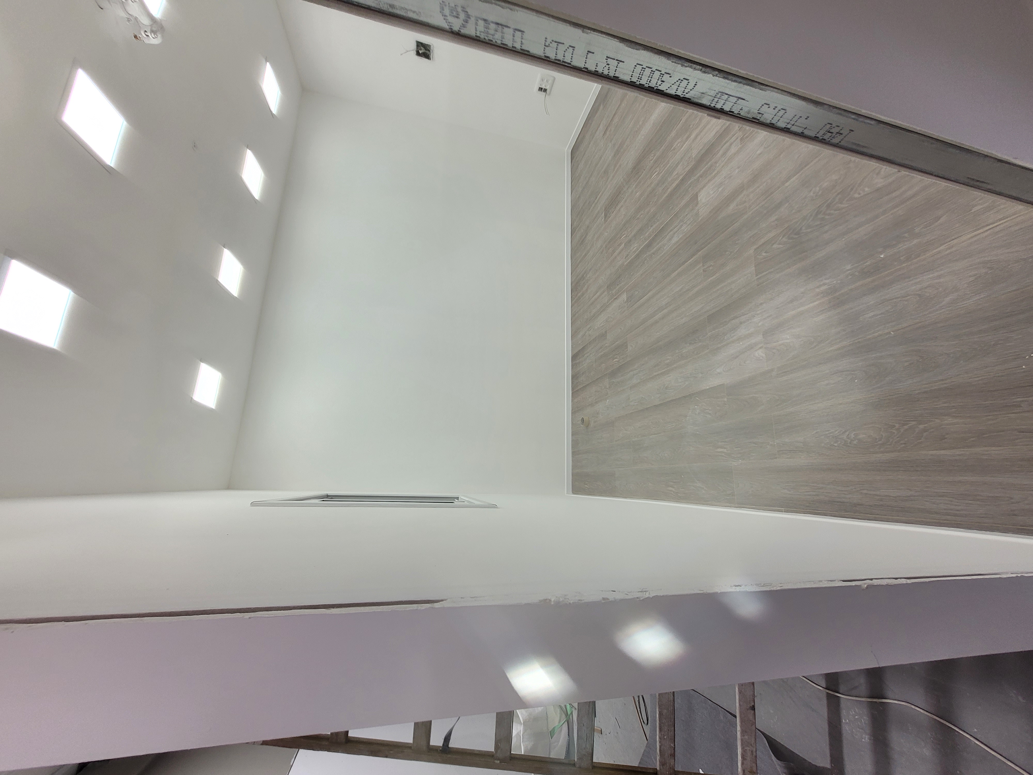 בניית משרדים, שירותים והכנת פרקט