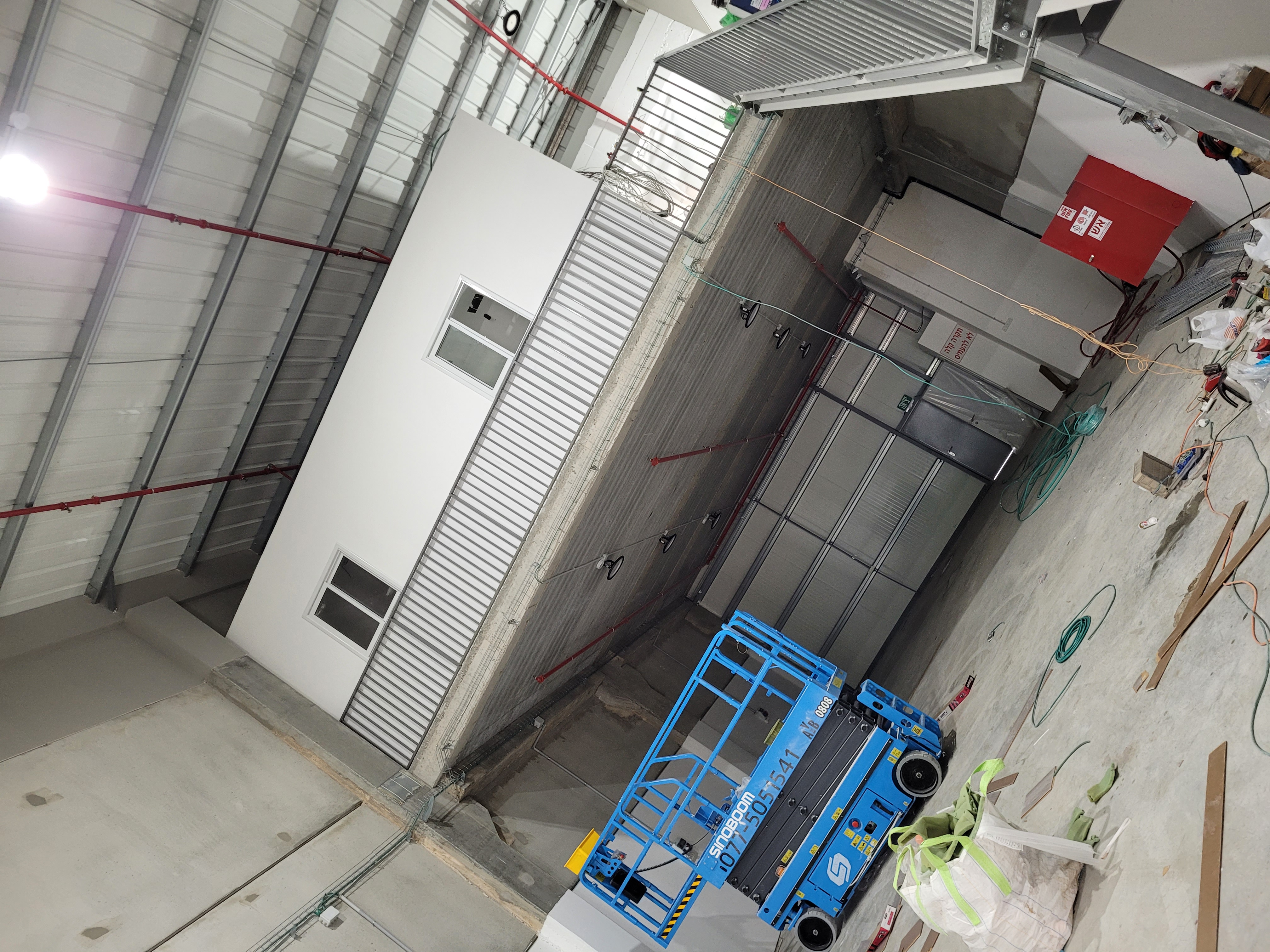 בניית משרדים, שירותים והכנת פרקט