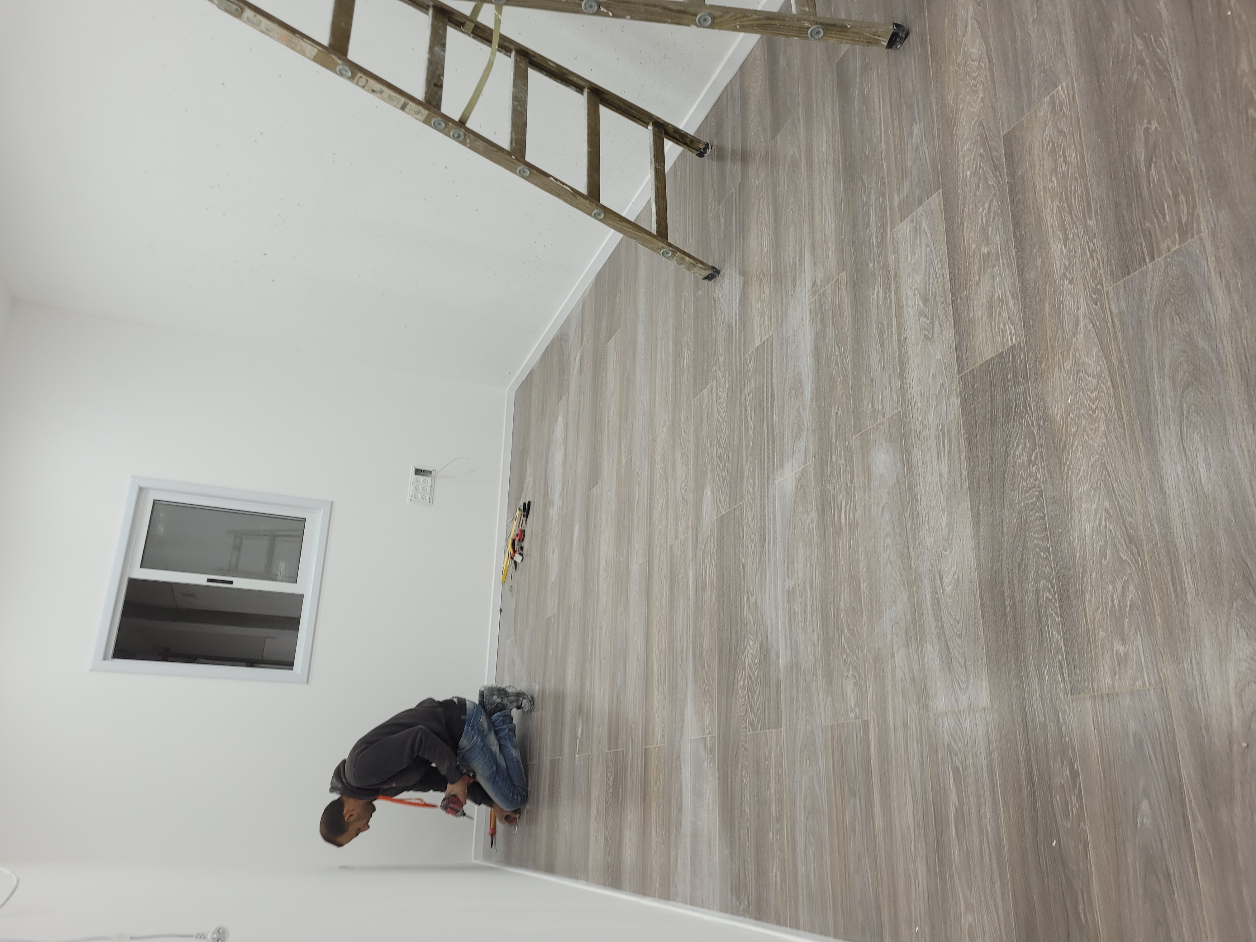 בניית משרדים, שירותים והכנת פרקט