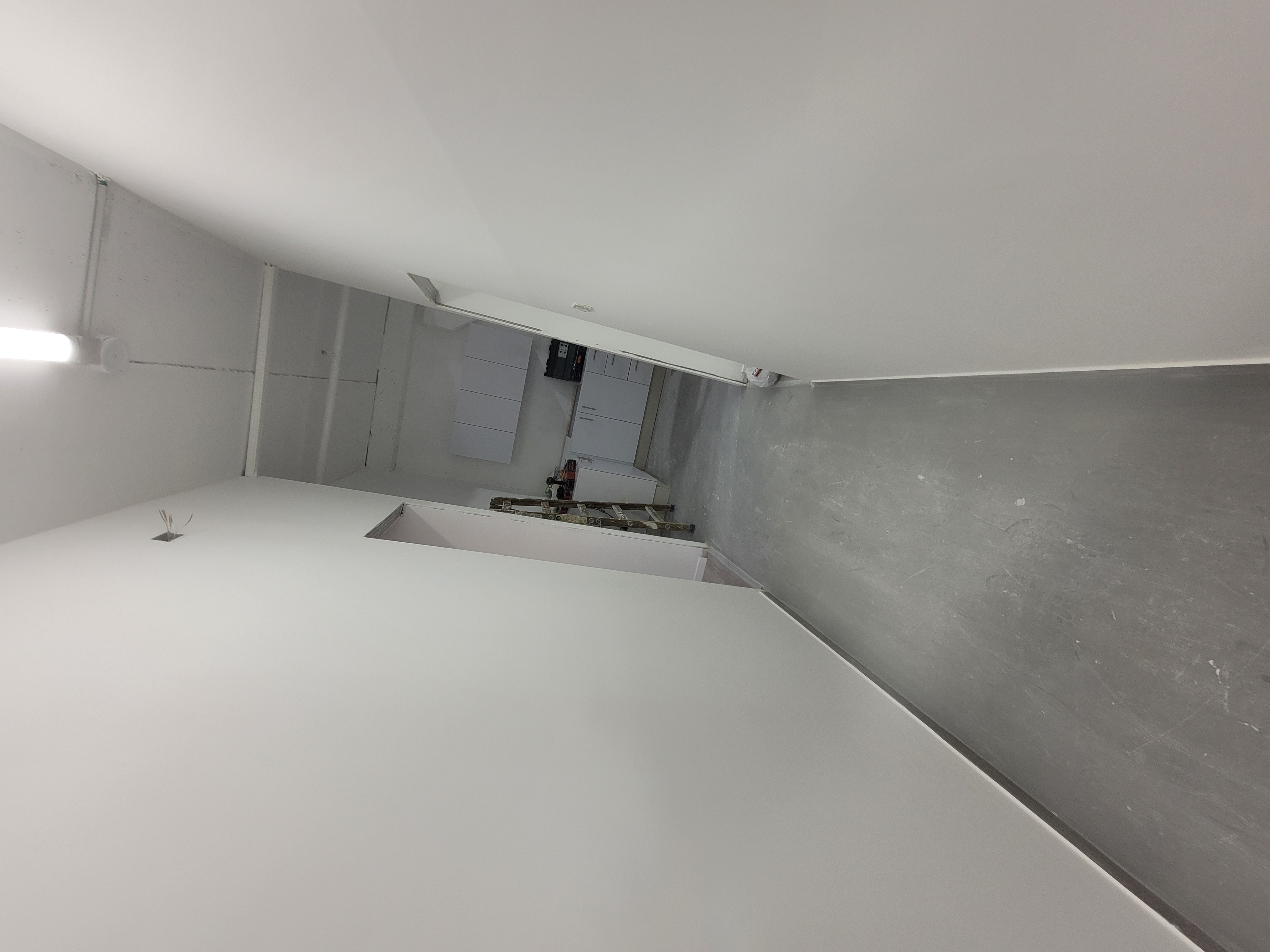 בניית משרדים, שירותים והכנת פרקט