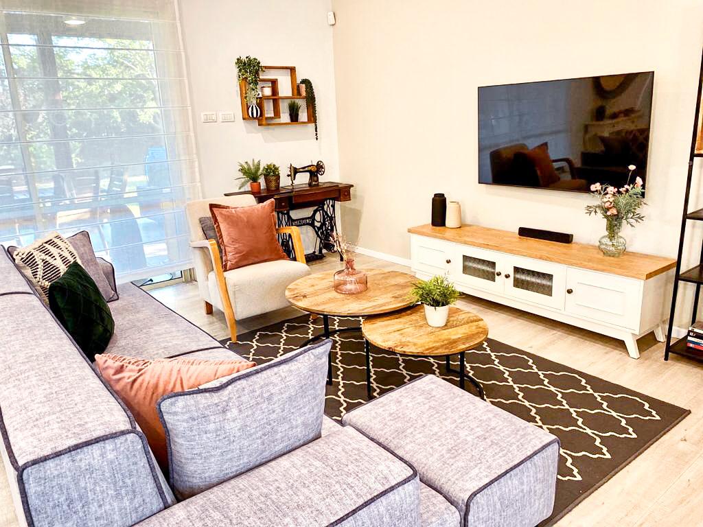 עיצוב חלל מרכזי בבית פרטי בסנגון כפרי