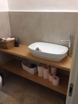 התקנת כיור וכילים סניטריים על מדף עץ