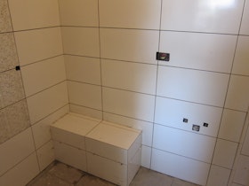 מושב קרמיקה באמבטיה