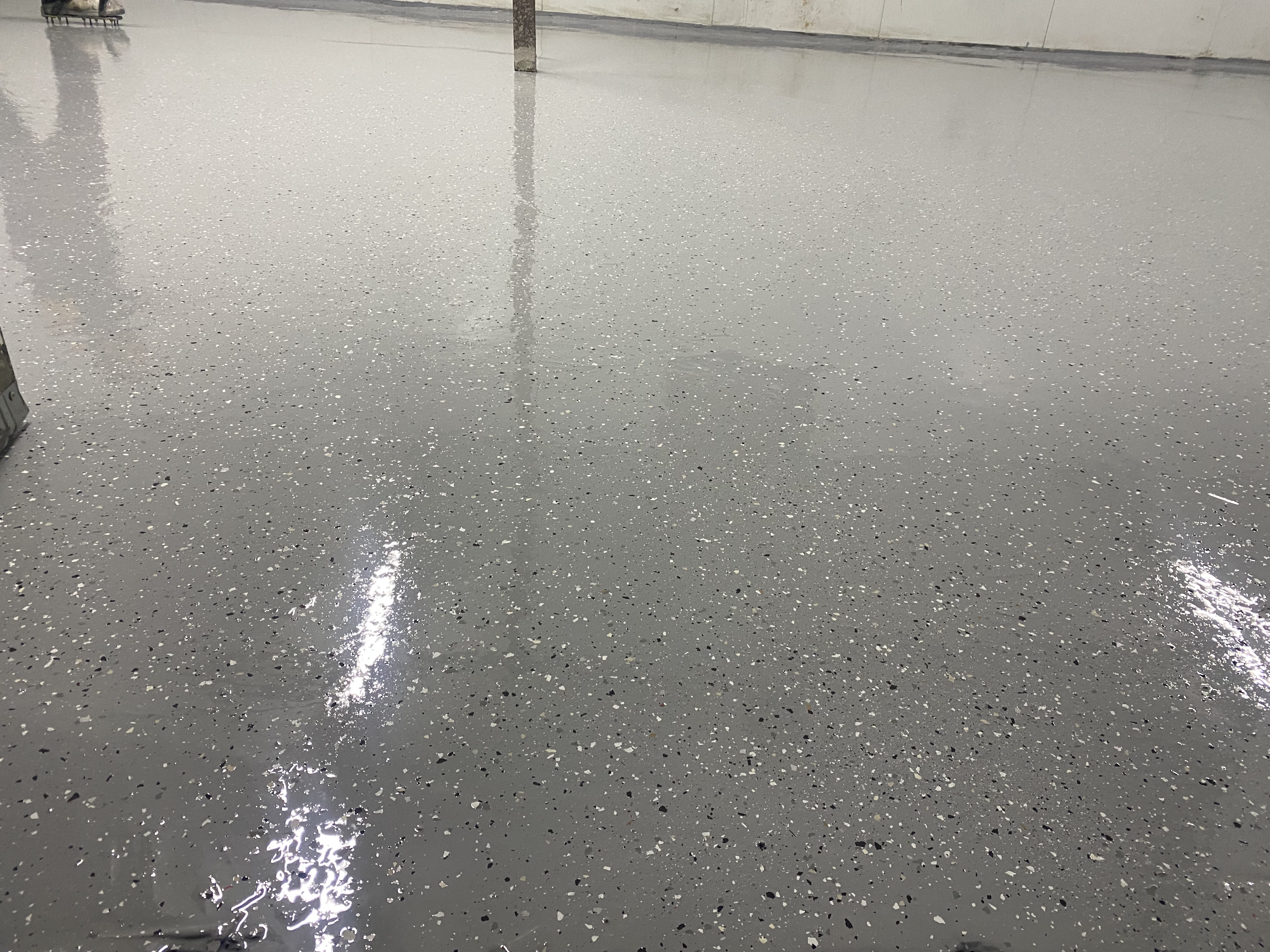 יציקת בטון עם החלקה וגם ציפוי אפוקסי