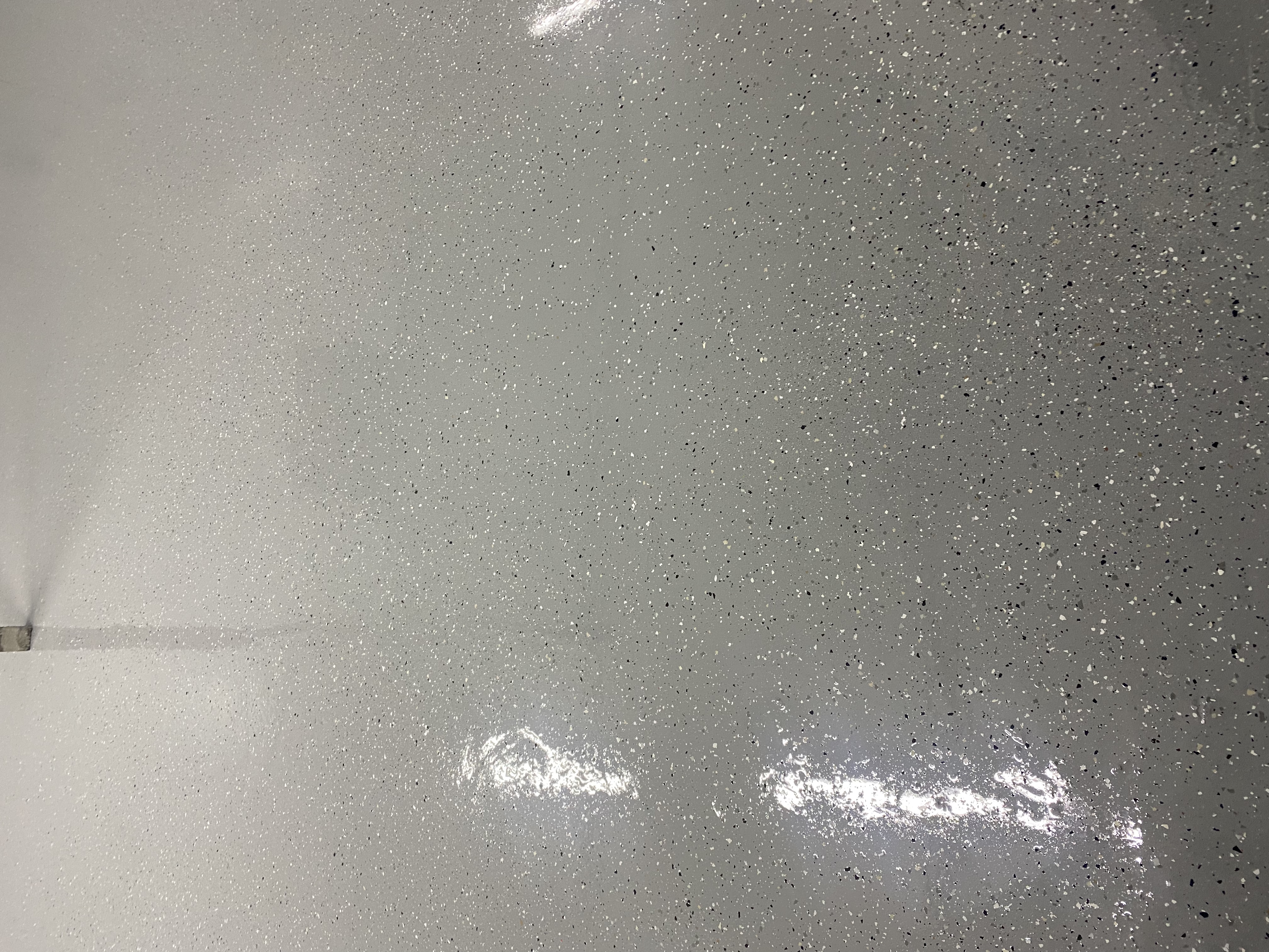 יציקת בטון עם החלקה וגם ציפוי אפוקסי