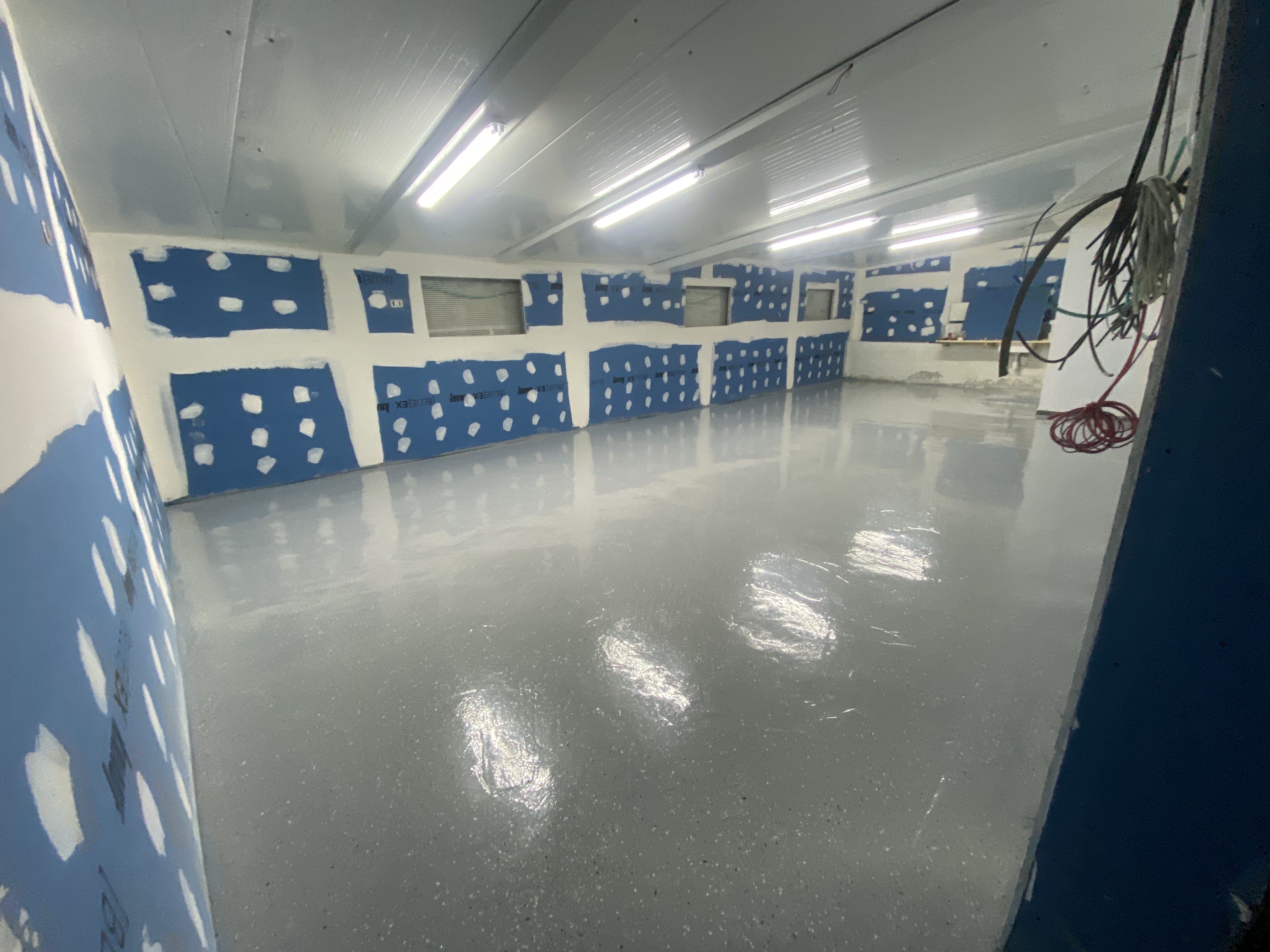 יציקת בטון עם החלקה וגם ציפוי אפוקסי