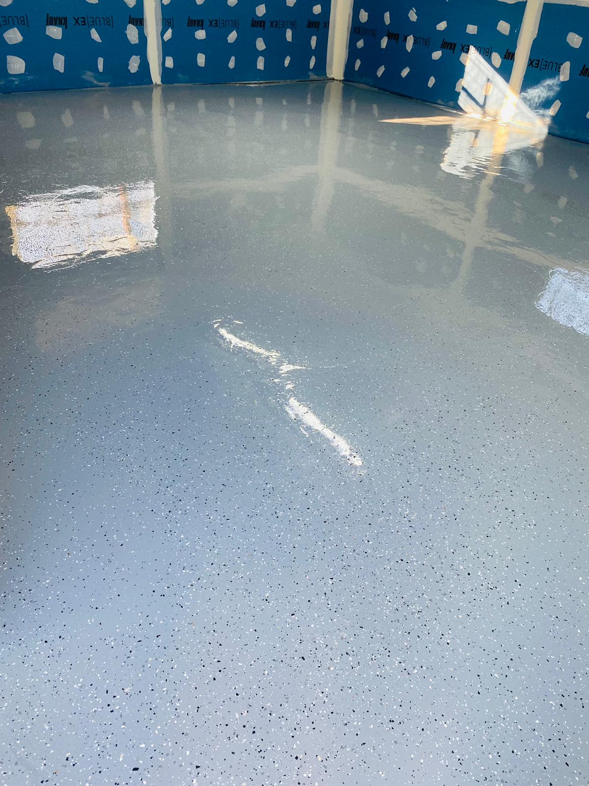 יציקת בטון עם החלקה וגם ציפוי אפוקסי