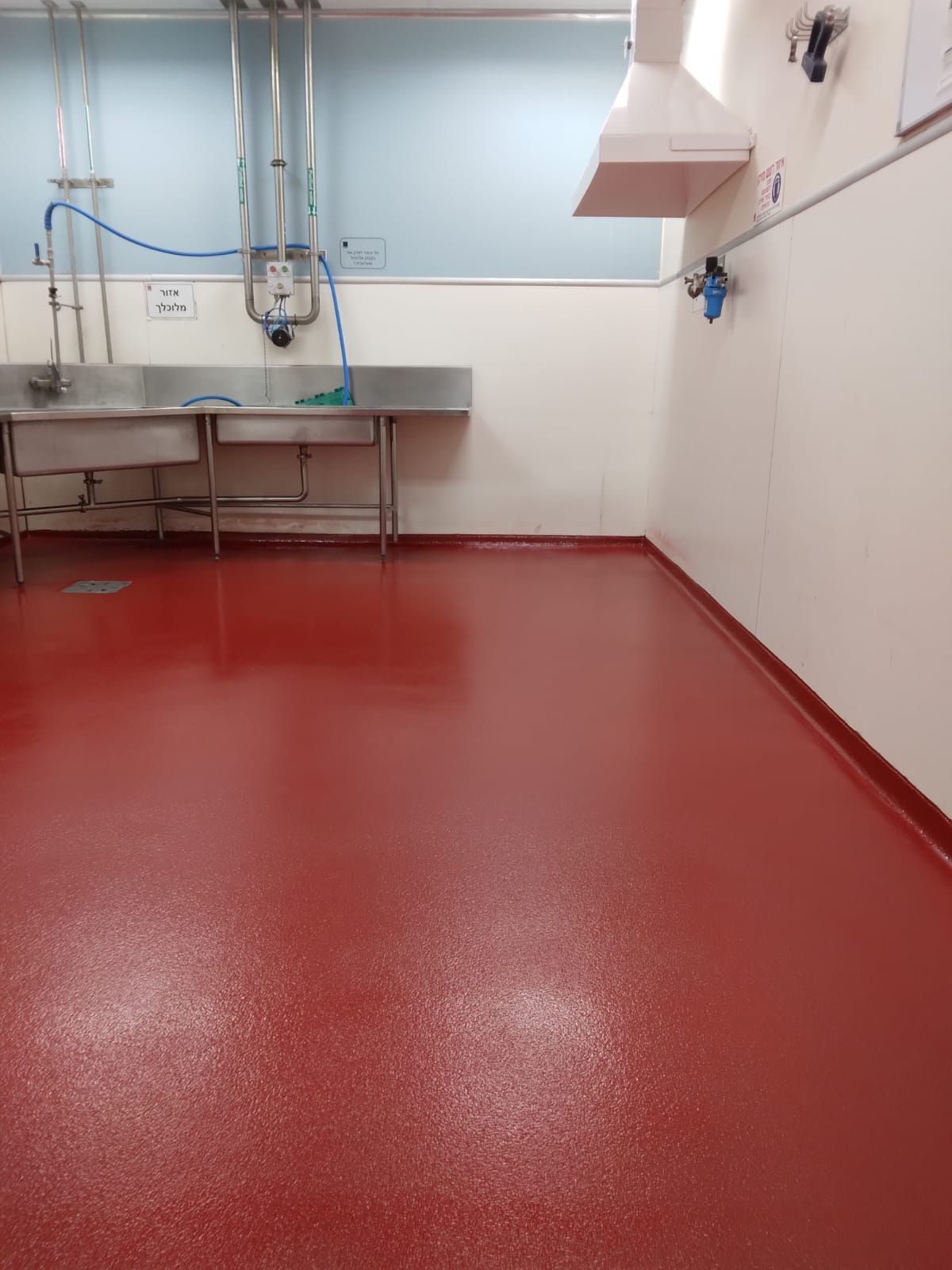 יציקת בטון עם החלקה וגם ציפוי אפוקסי