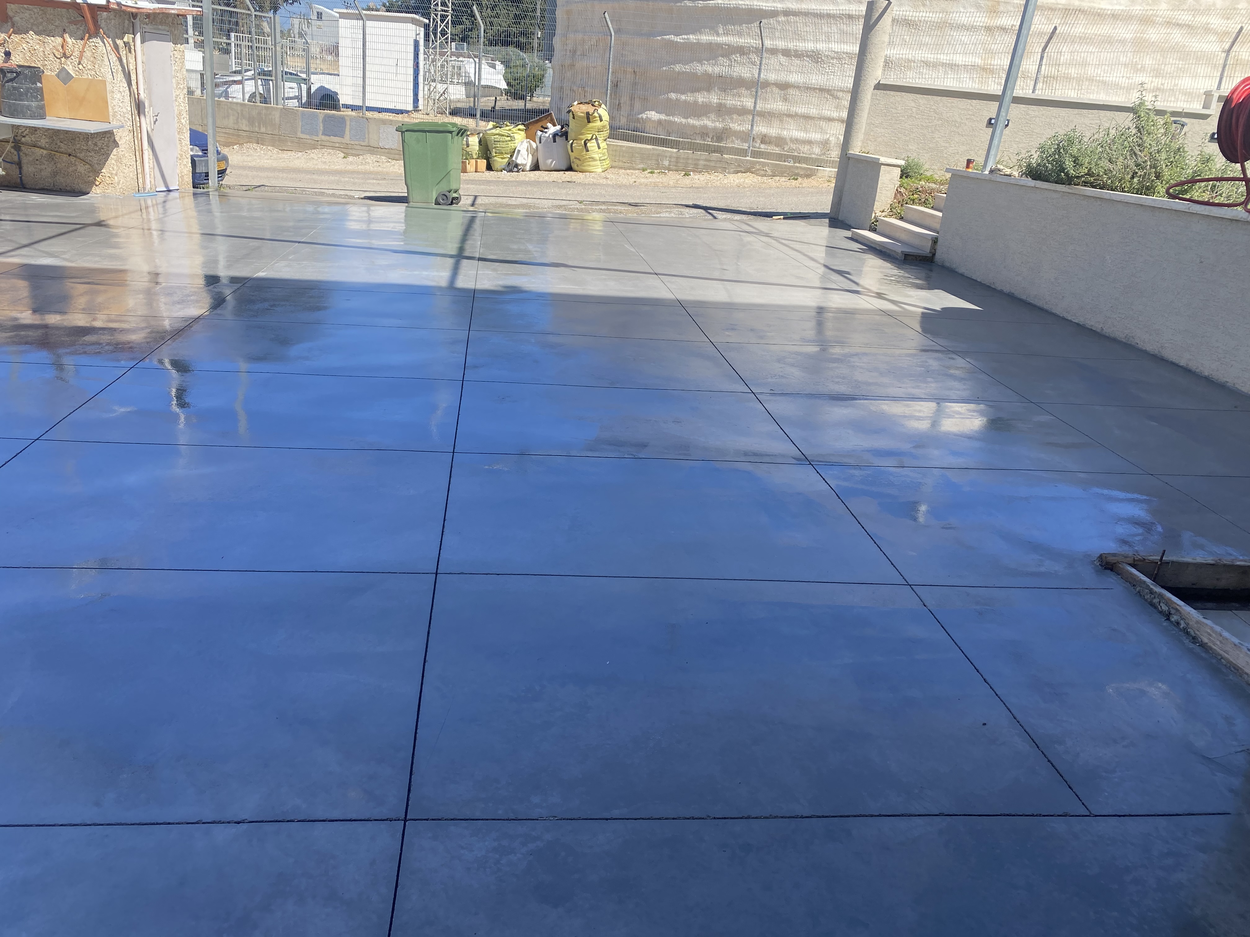 יציקת בטון והחלקה עם סלר של בית פרטי