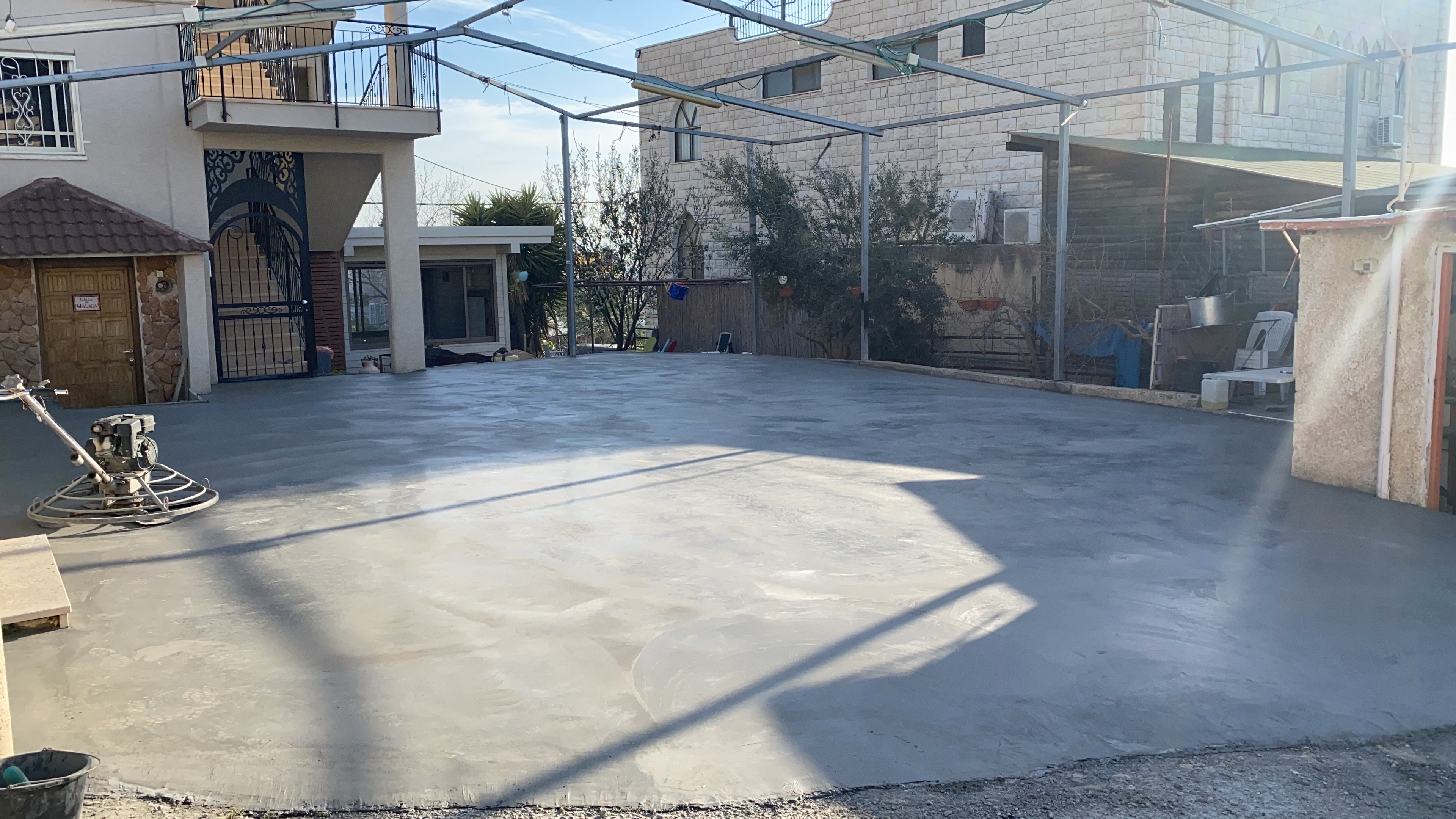 יציקת בטון והחלקה עם סלר של בית פרטי