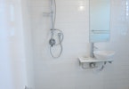 שיפוץ חדר אמבטיה - התקנת כיור ומקלחון