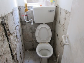 שיפוץ שירותים - לפני