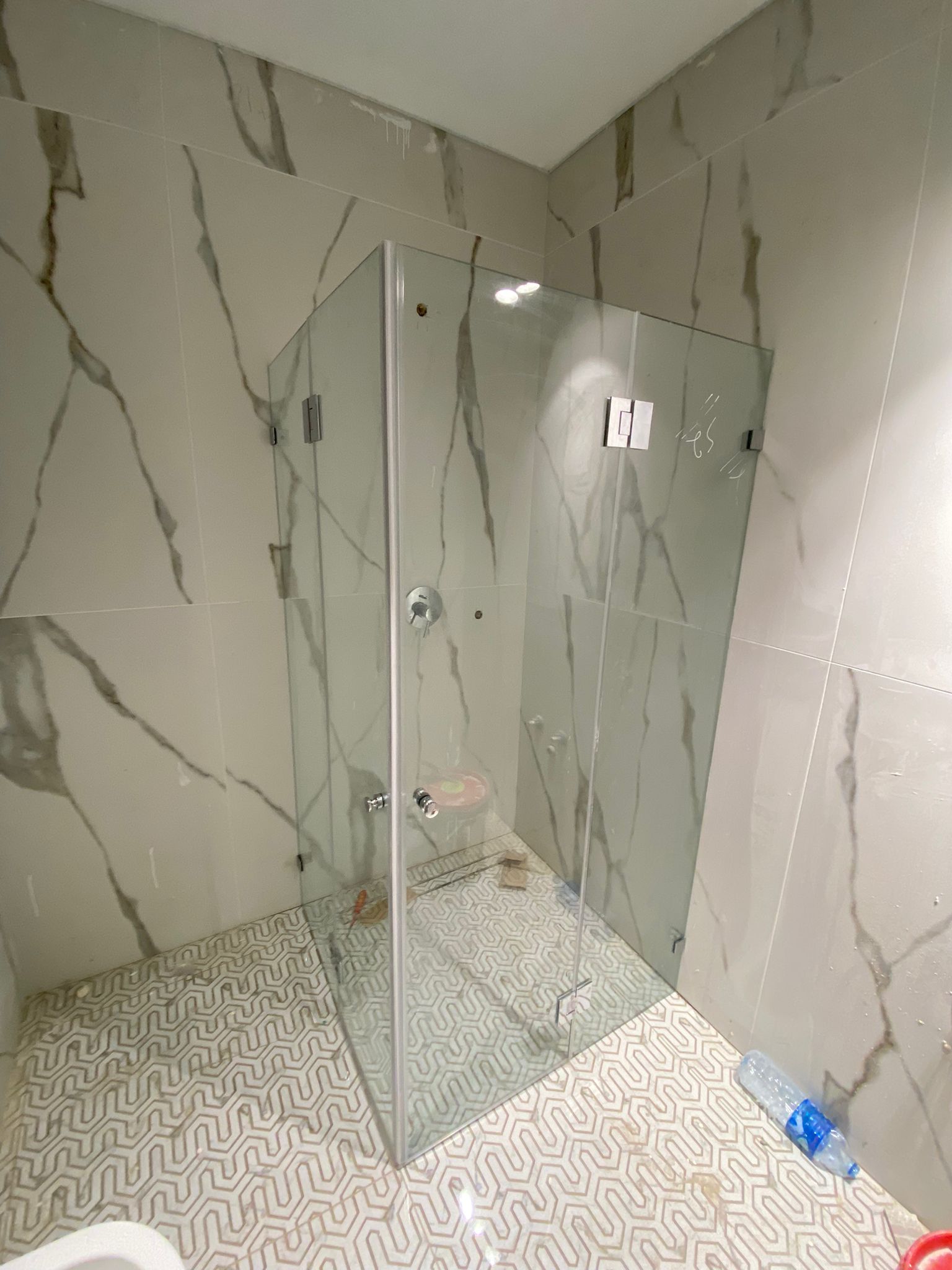 מקלחונים וזכוכיות