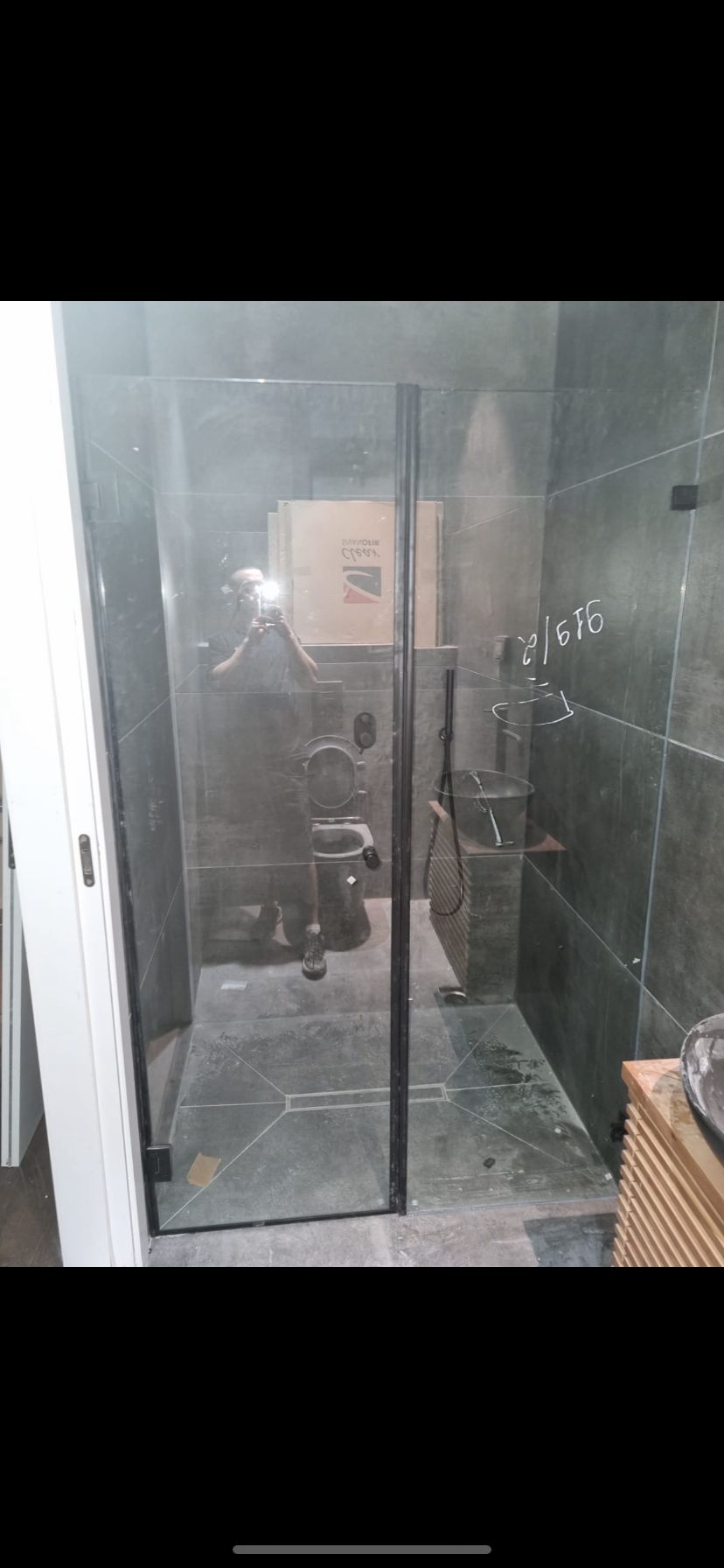 מקלחונים וזכוכיות