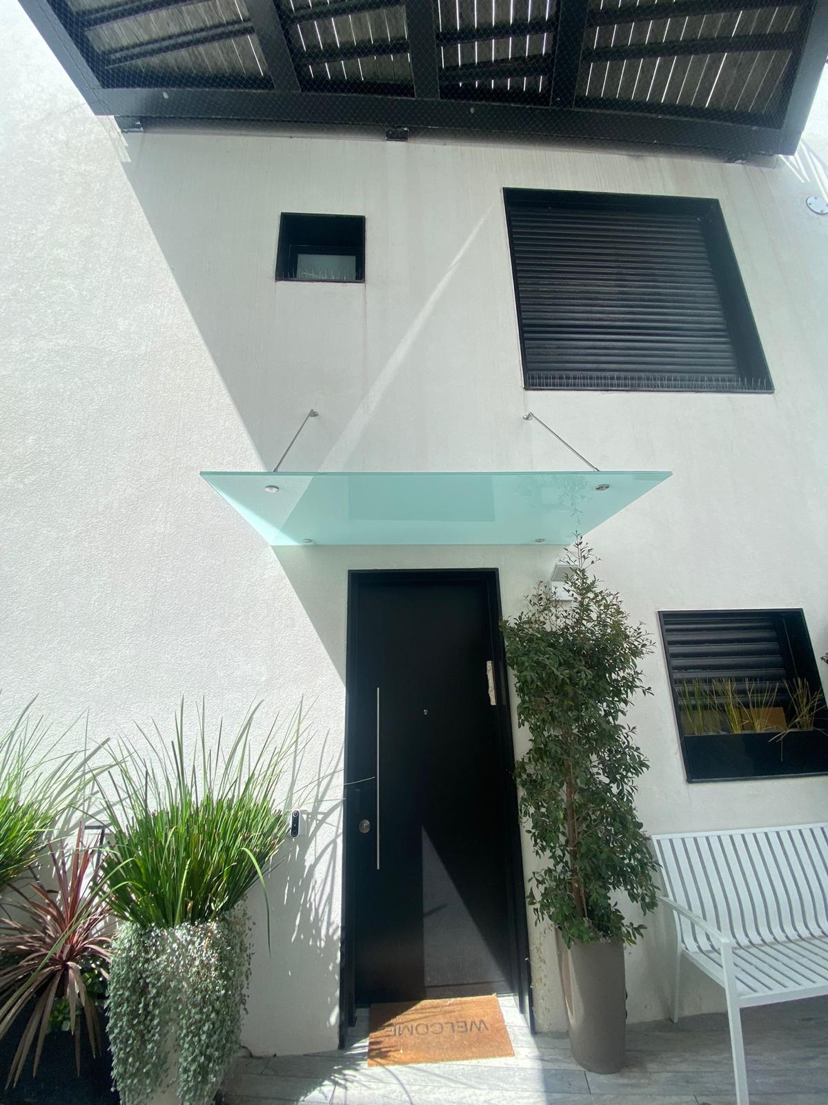 מקלחונים וזכוכיות