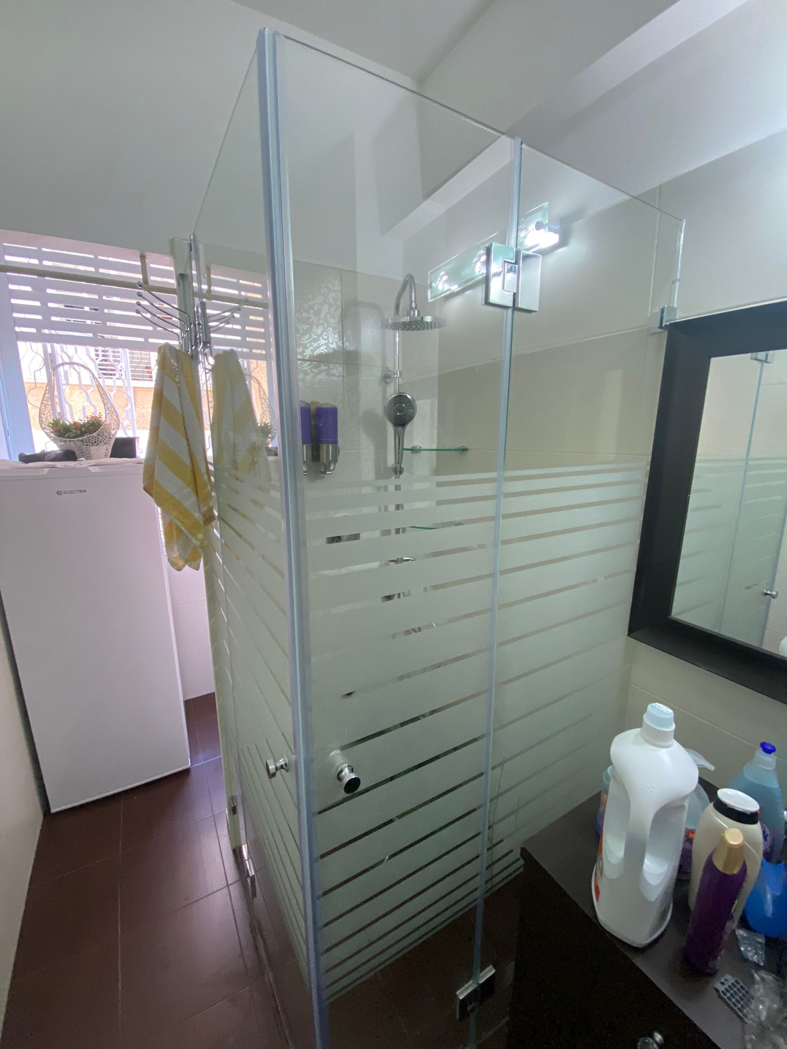 מקלחונים וזכוכיות