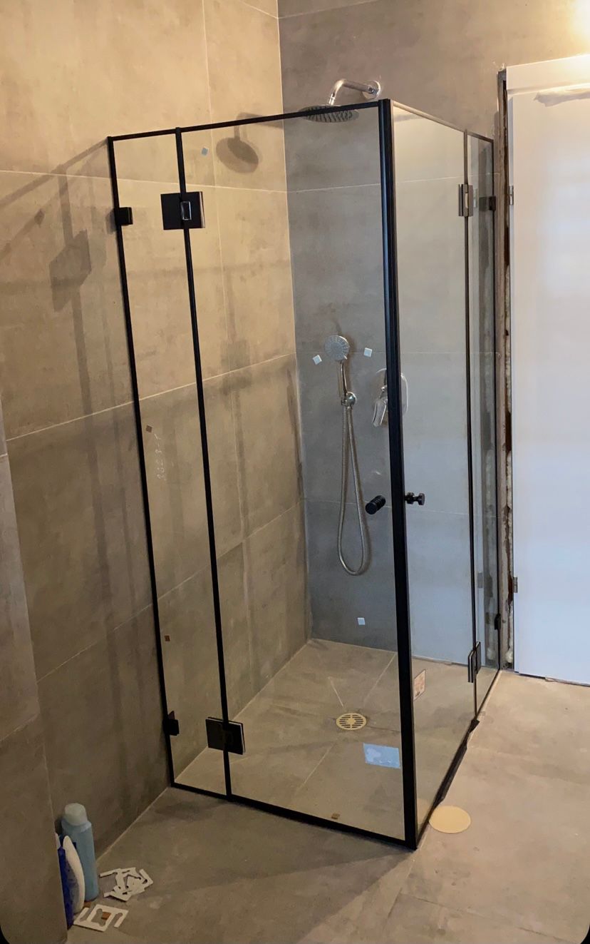 מקלחונים וזכוכיות