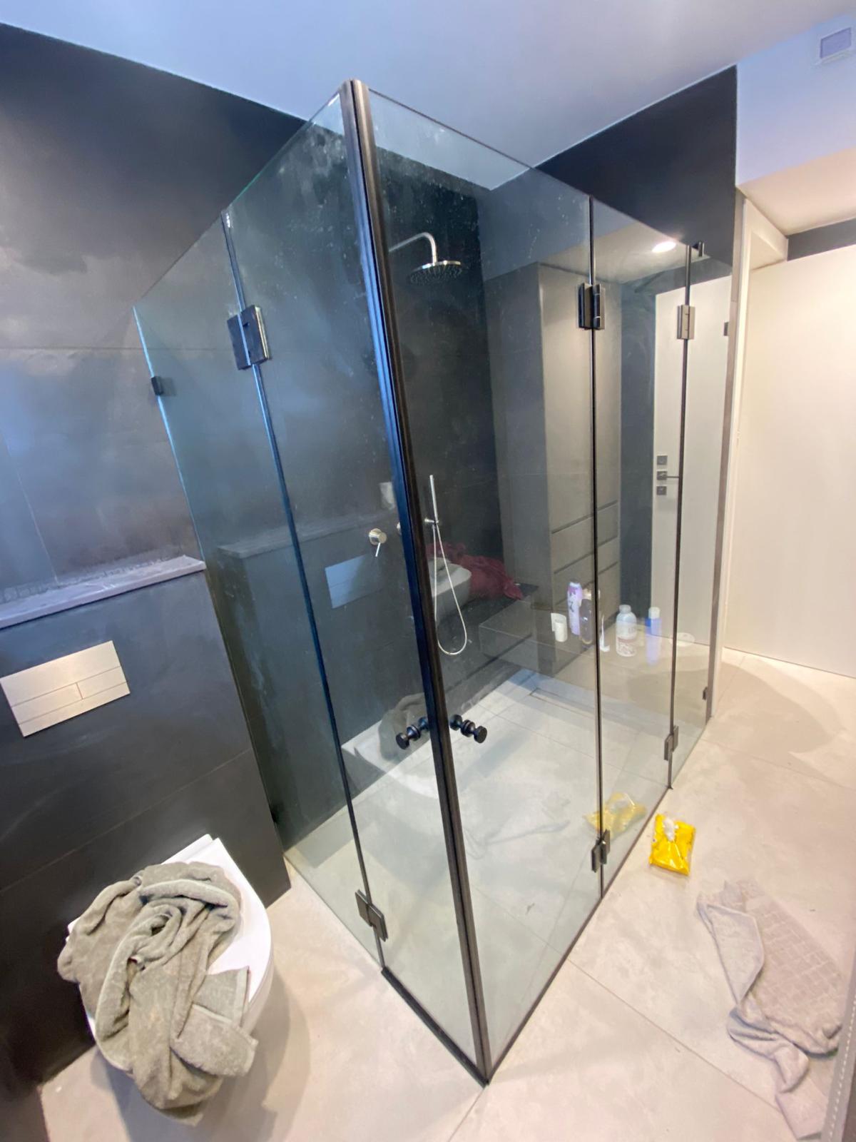 מקלחונים וזכוכיות