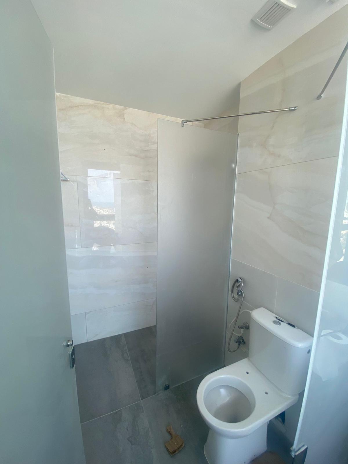 מקלחונים וזכוכיות