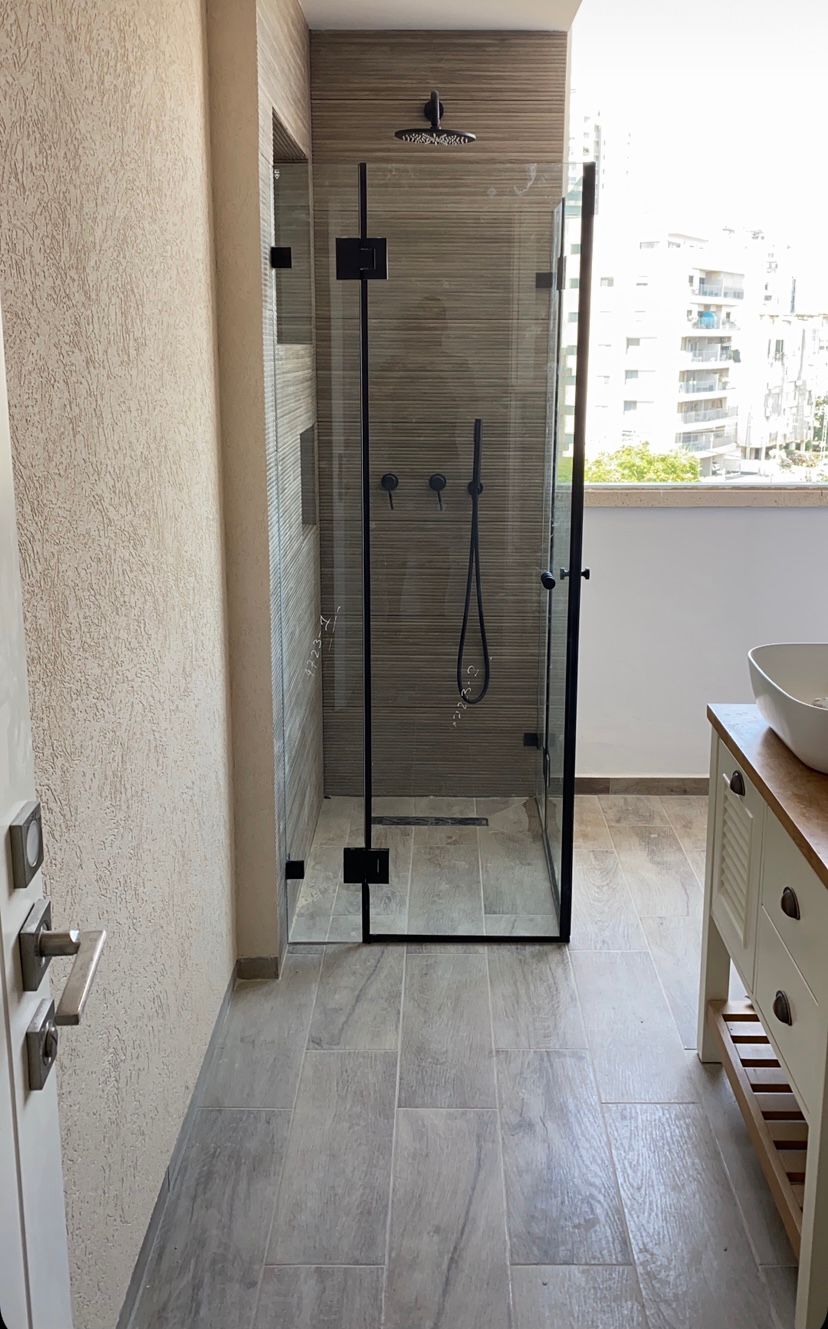 מקלחונים וזכוכיות