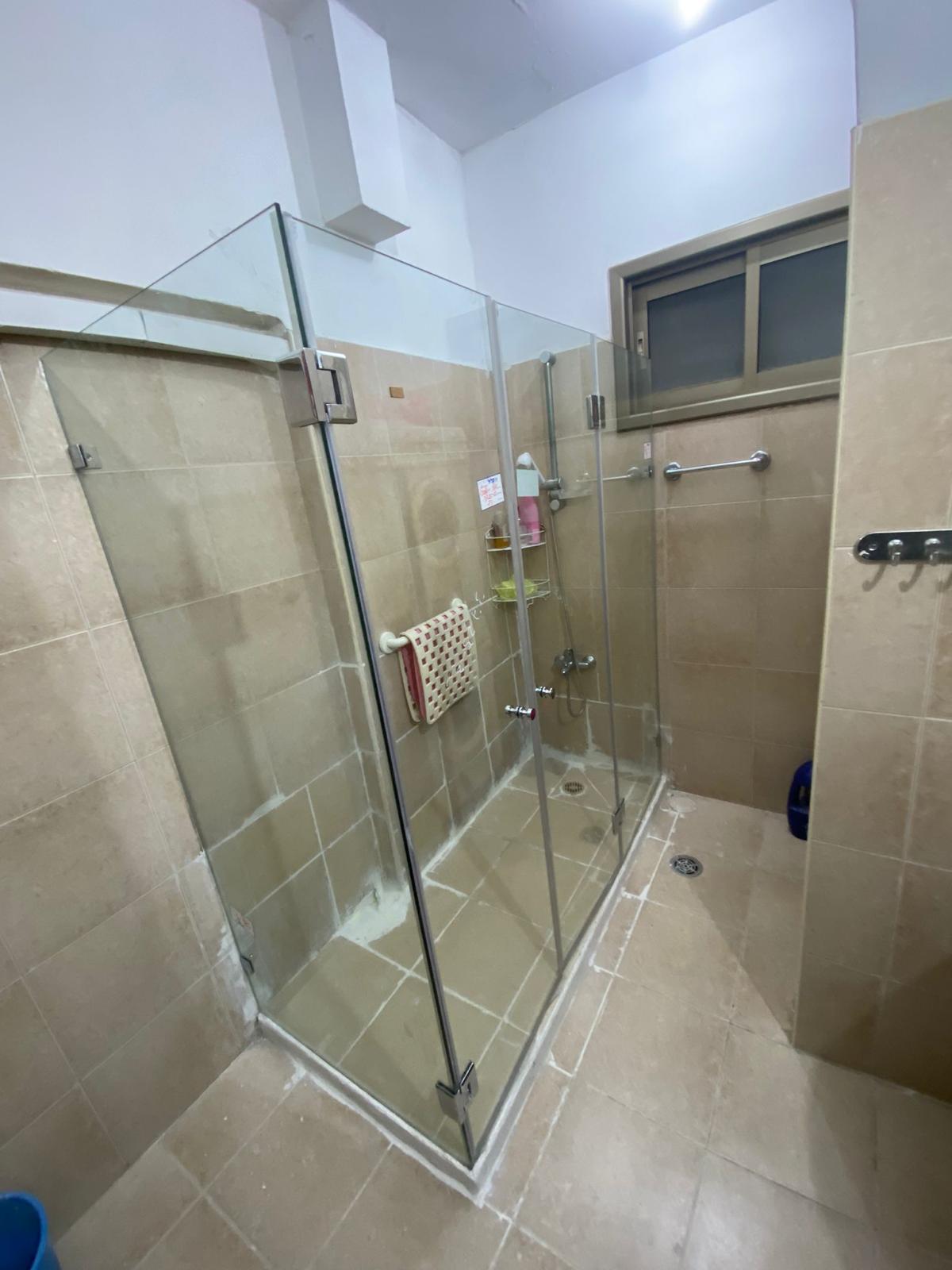 מקלחונים וזכוכיות