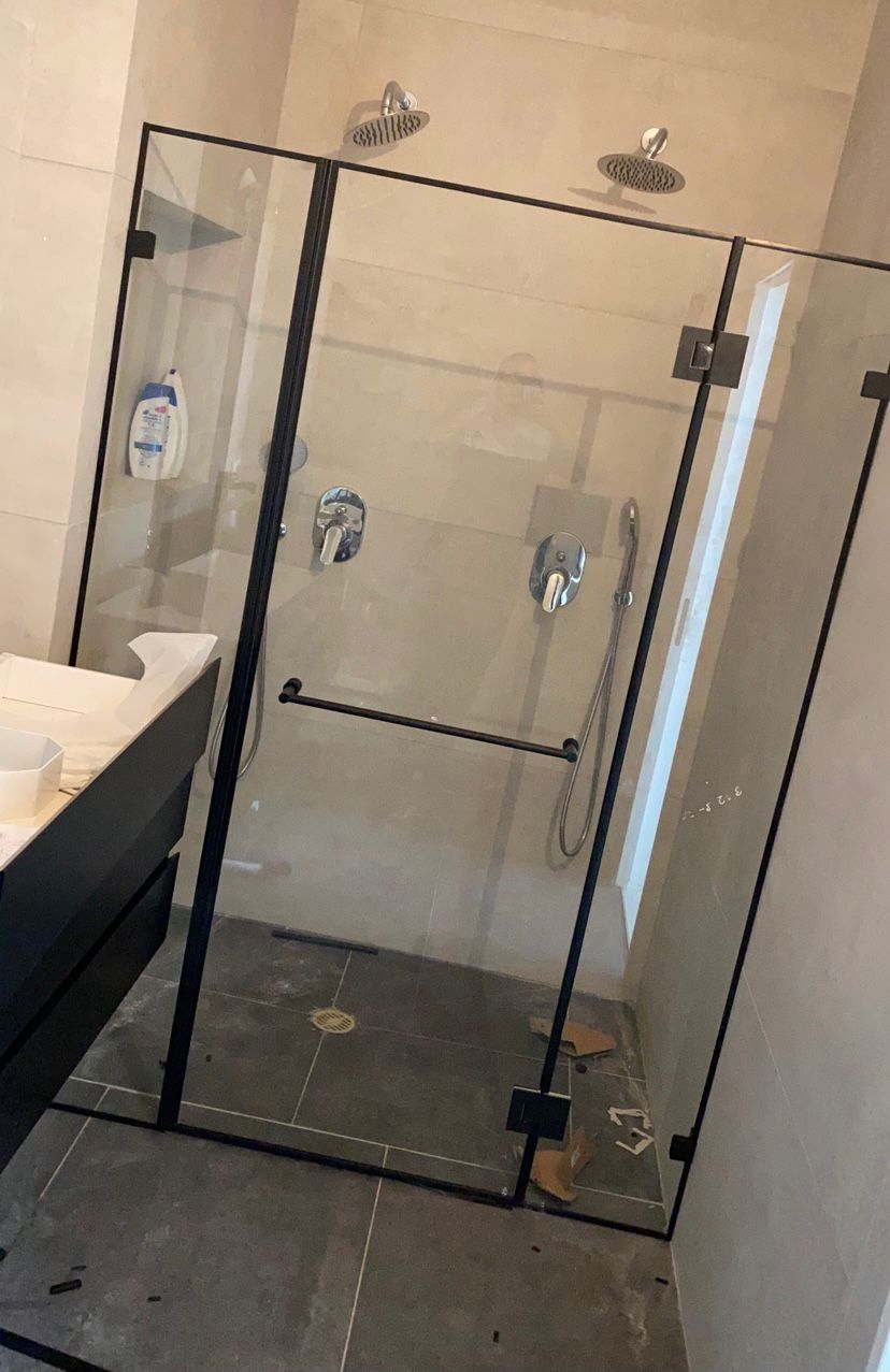 מקלחונים וזכוכיות