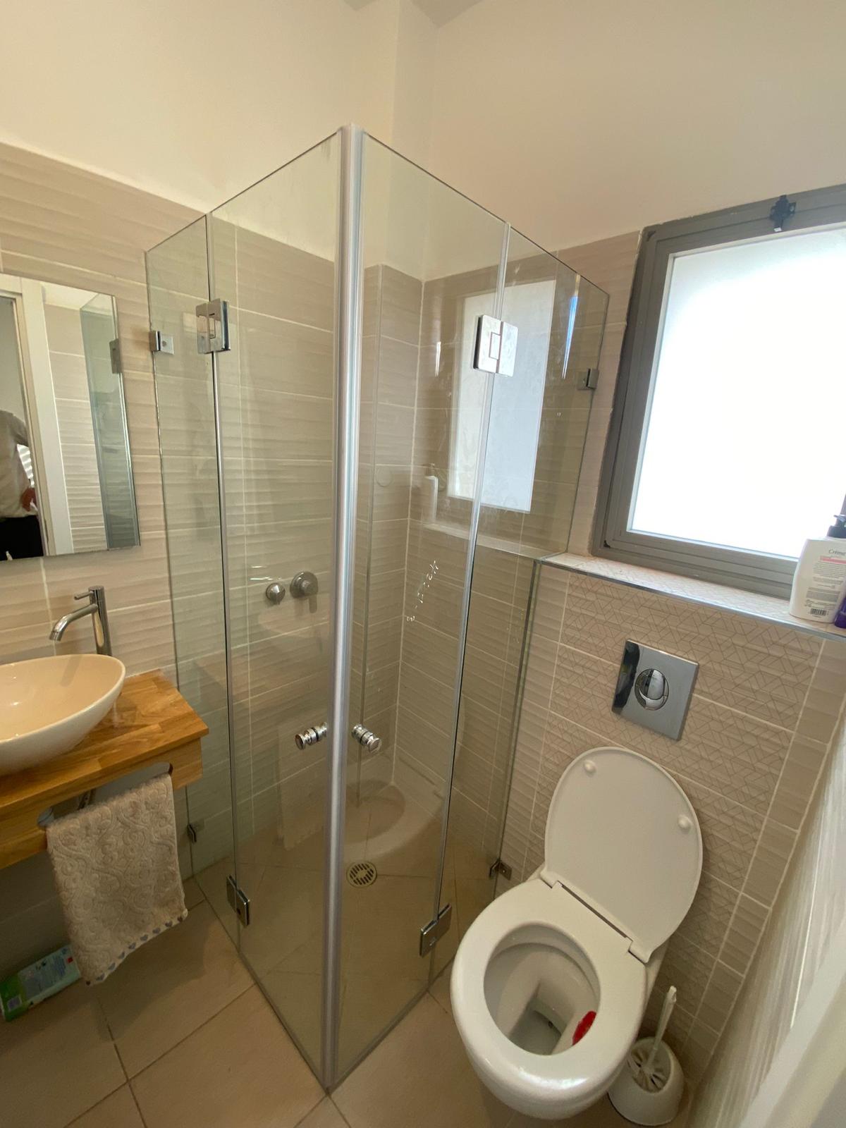 מקלחונים וזכוכיות