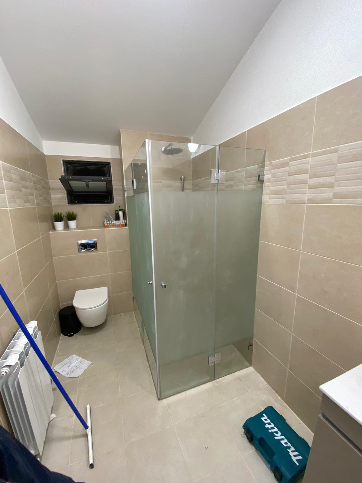 מקלחונים וזכוכיות