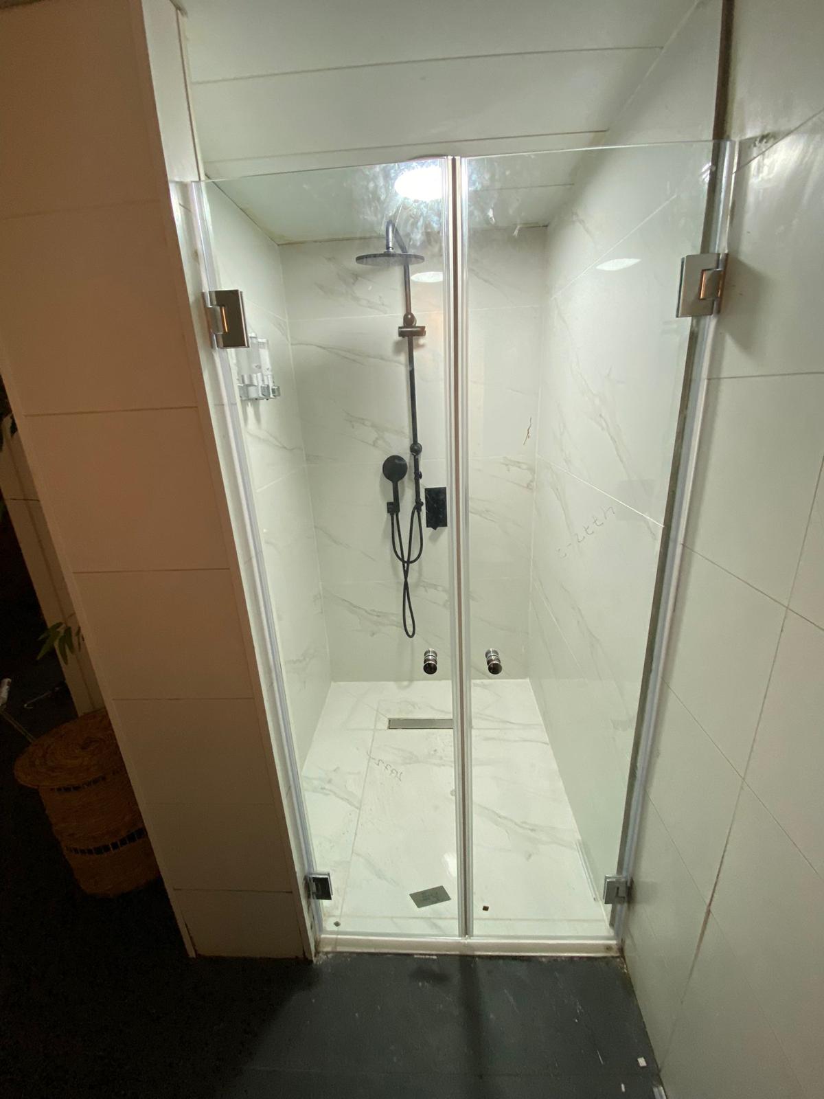 מקלחונים וזכוכיות