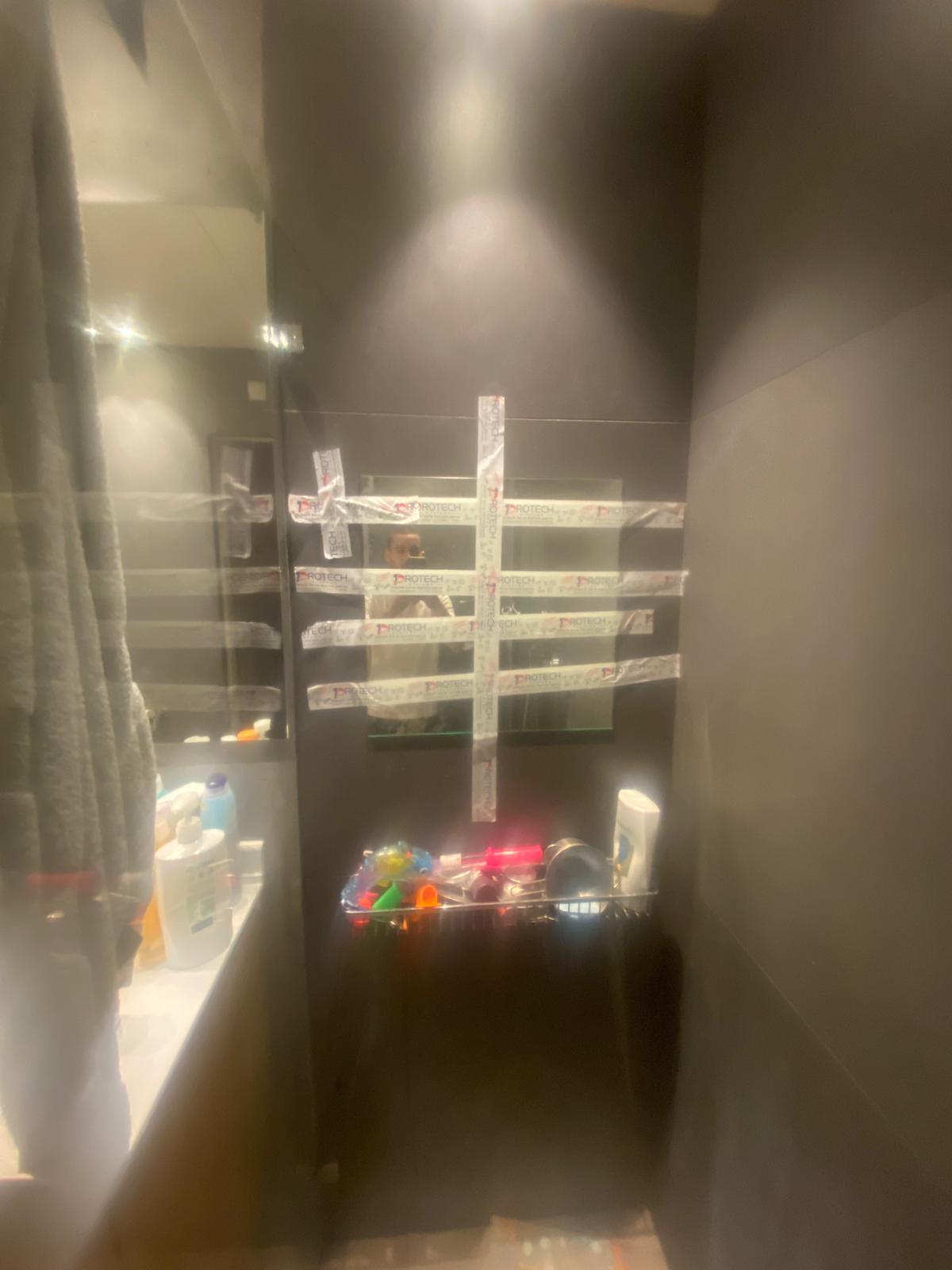 מקלחונים וזכוכיות