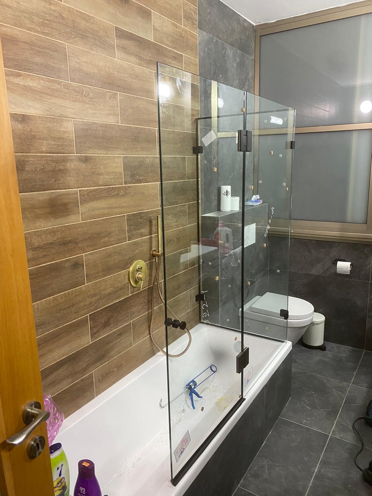 מקלחונים וזכוכיות