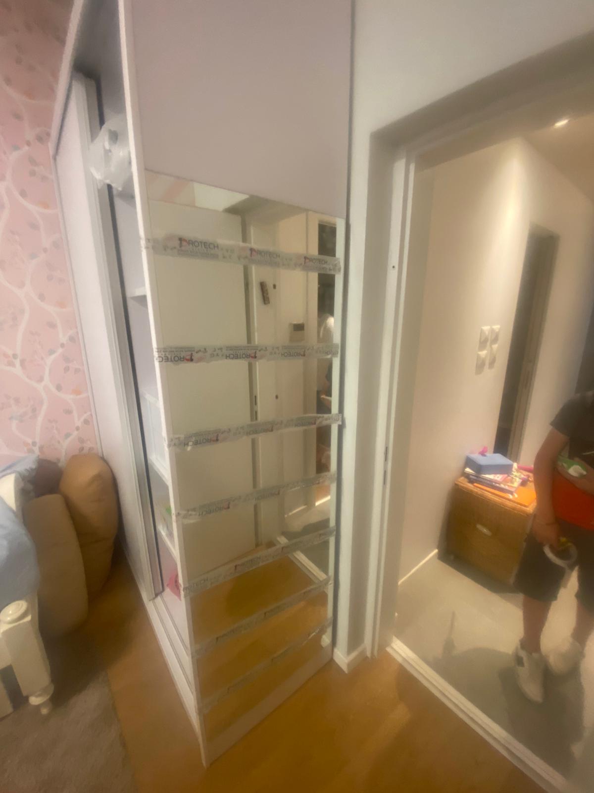 מקלחונים וזכוכיות