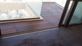 עבודת דק במרפסת