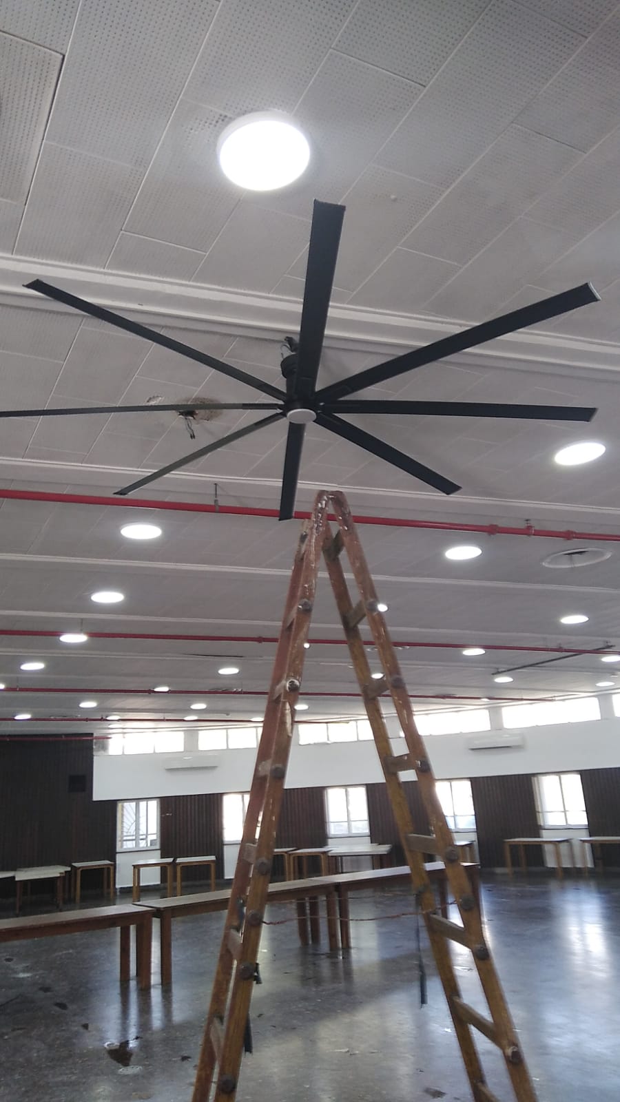 החלפת תאורה ישנה לתאורת לד אולם קיבוץ דליה