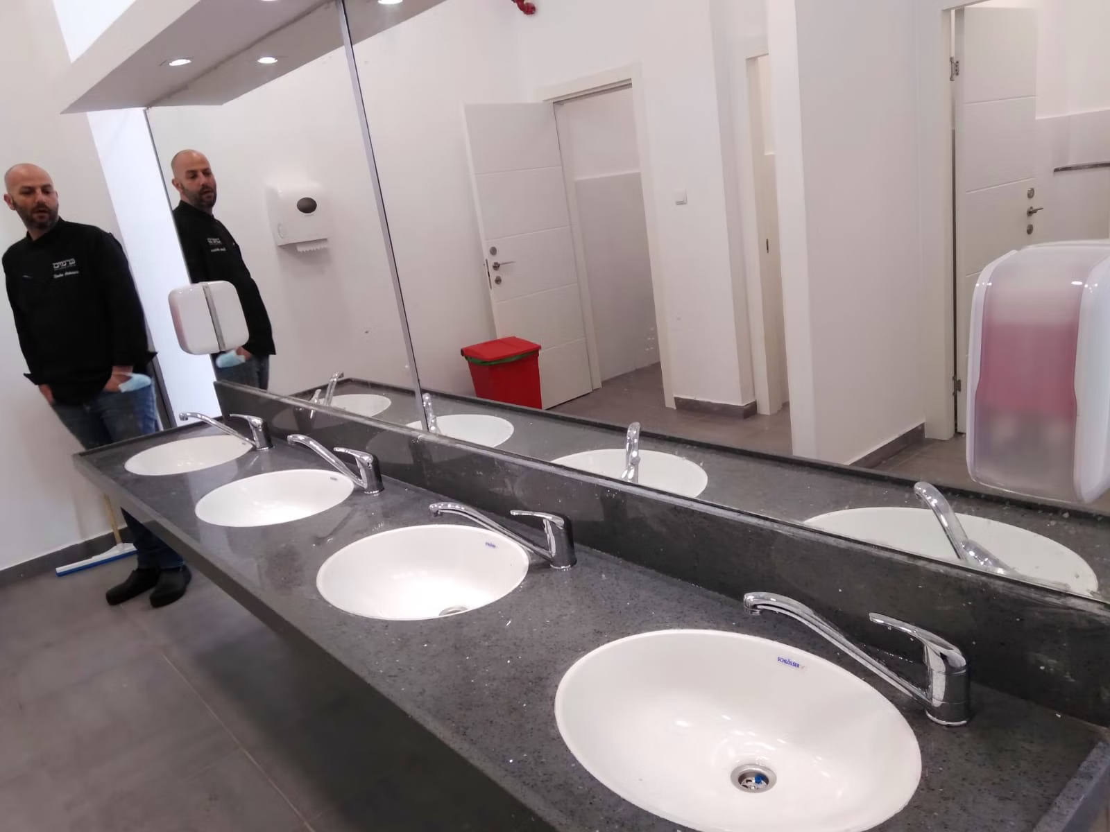 שיפוץ חדרי שירותים חדר אוכל קיבוץ דליה