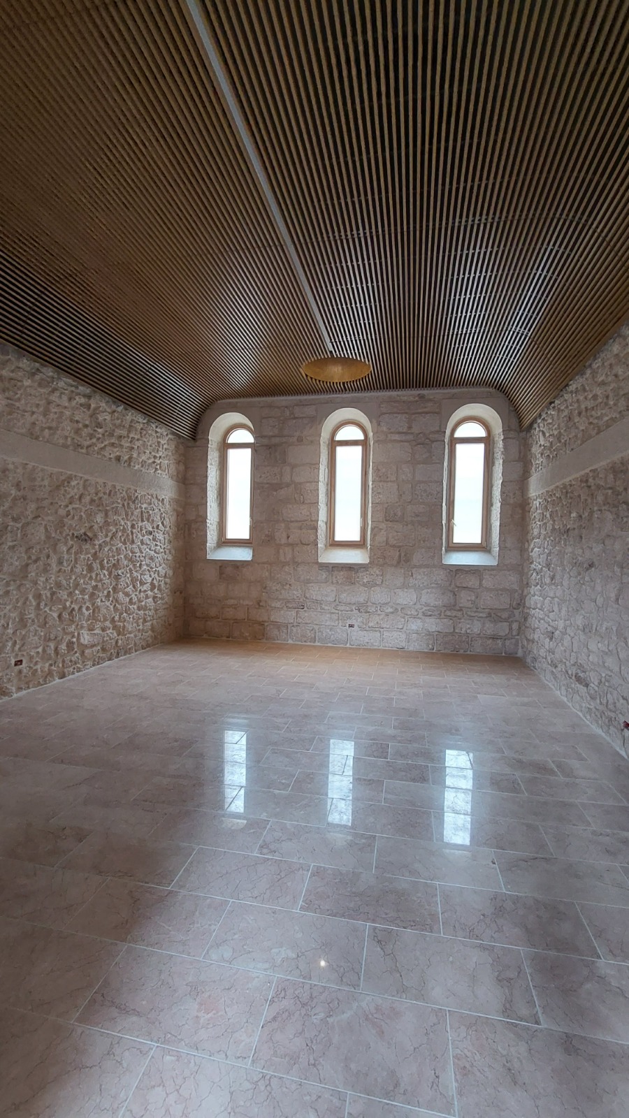 שיפוץ במנזר