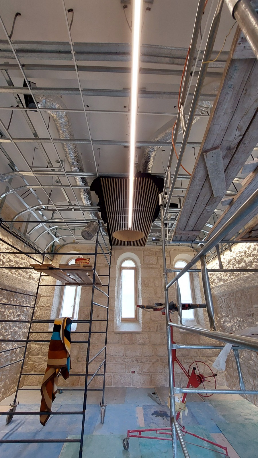 שיפוץ במנזר