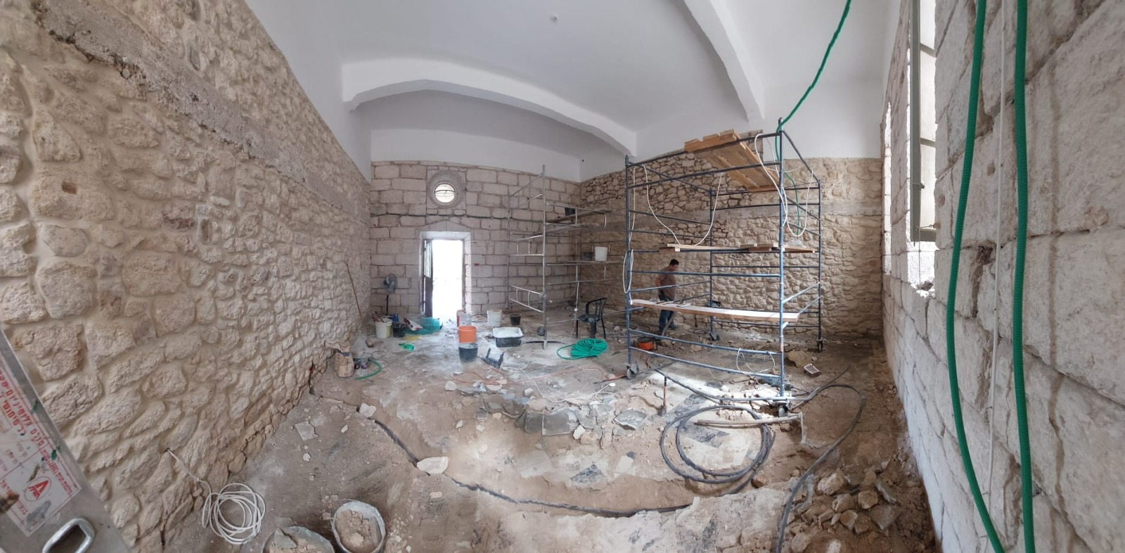 שיפוץ במנזר